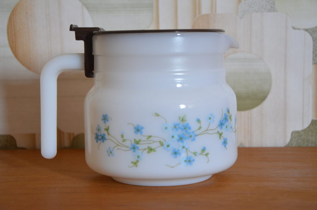 Cafetière Verseuse Arcopal Vintage – Motif Petits Nœuds, Céramique Blanche